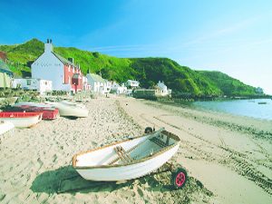 Porthdinllaen Beach and Ty Coch Inn with boats and mountains