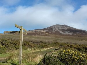 Footpath signs by Gors-lwyd Cottage Yr Eifl Trer Ceiri Llithfaen