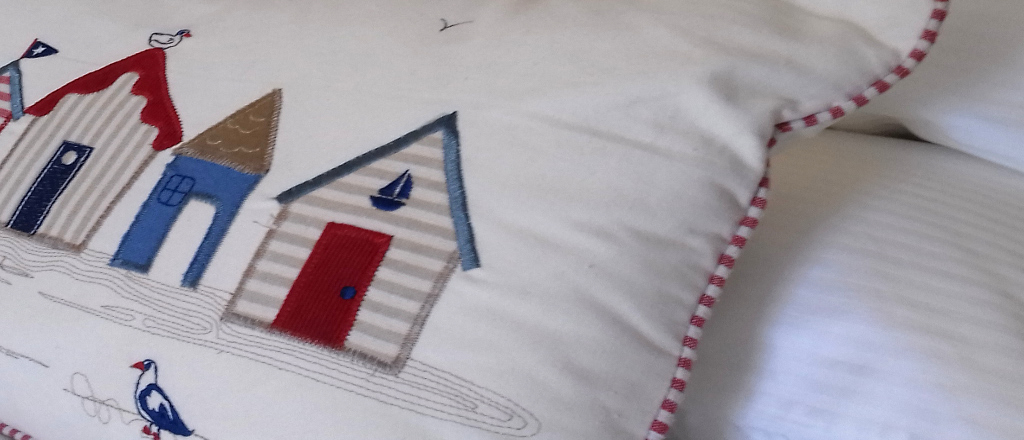 Feature cushion in twin bedroom Gors-lwyd Cottage Llithfaen Llyn Peninsula