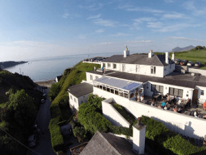 Photo of the Cliffs Inn Morfa Nefyn, showing the sea in the background